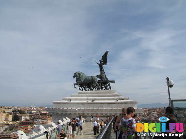 SX31276 Statue on top of Altare della Patria